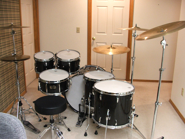 When I first ordered the set, I ordered a matching snare drum and all the hardware was still chrome.