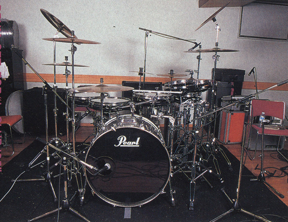 The bass drum was used once again for the in CLUB 95 tour, although Sakura was using roto toms by this point.