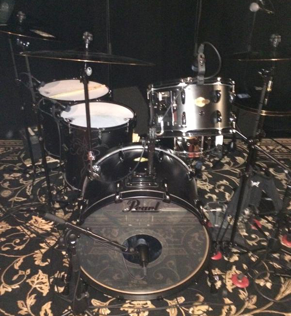 The bass drum features a ride cymbal mount and a tom holder.