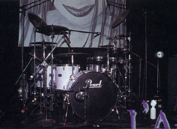 Sakura mostly used roto toms for the next tour, but the bass drum and floor toms come back by the end of this tour, now wrapped in White Marine Pearl.